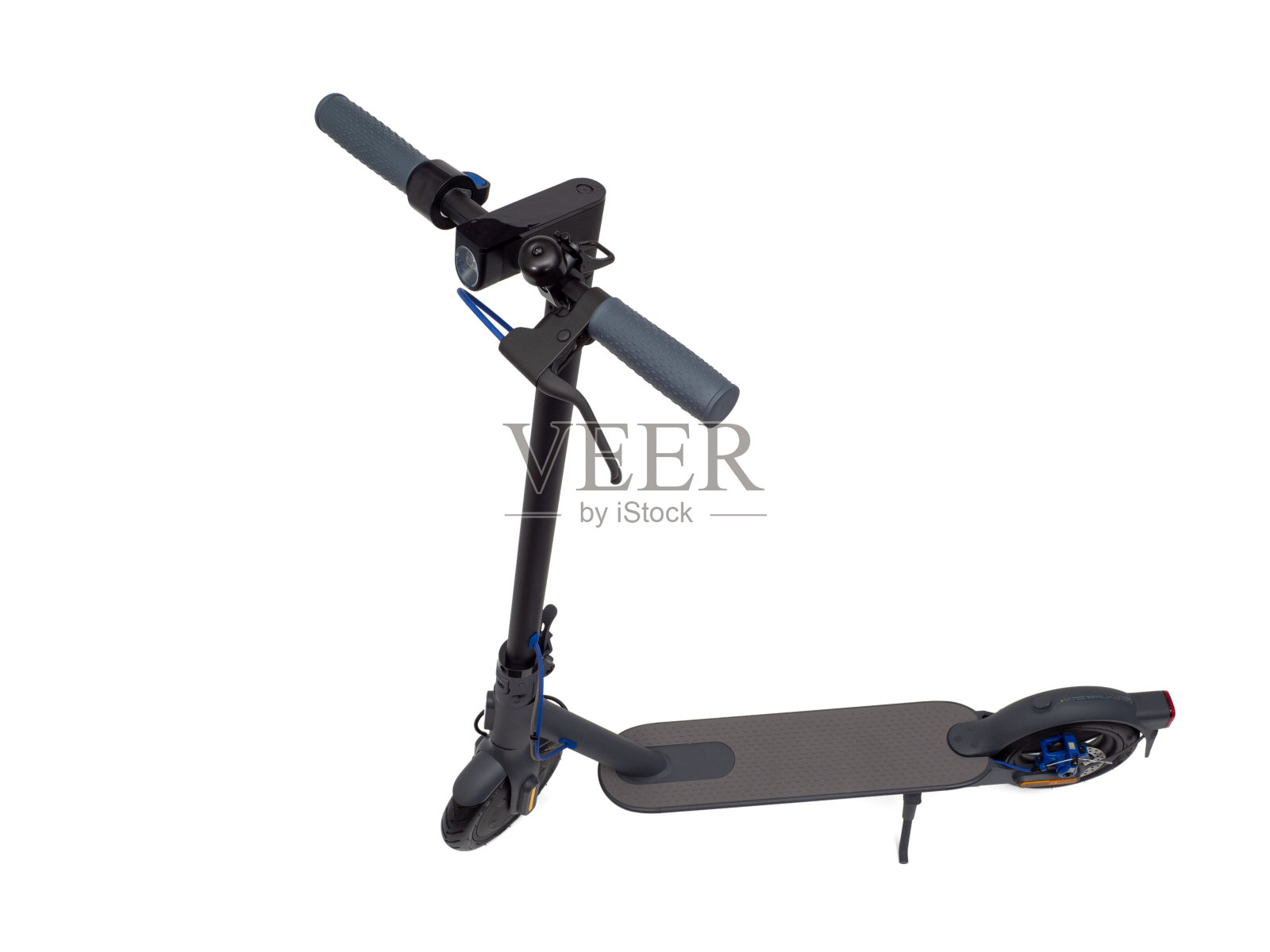 白色背景上孤立的电动滑板车。照片摄影图片