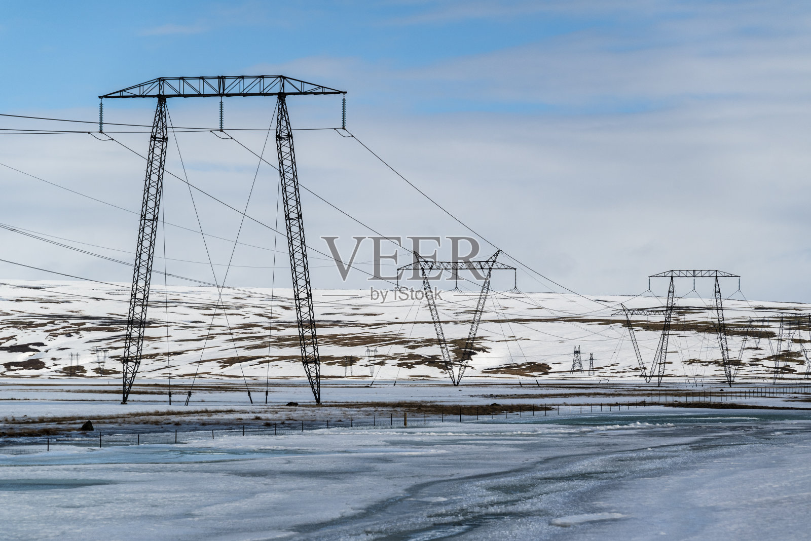 输电塔的冬季景观，Þjórsárdalur，冰岛照片摄影图片