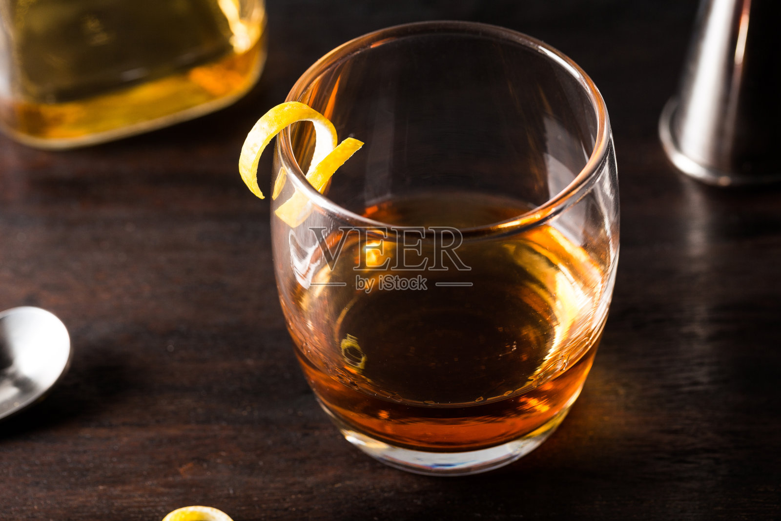 酒精波旁威士忌萨泽拉克鸡尾酒照片摄影图片