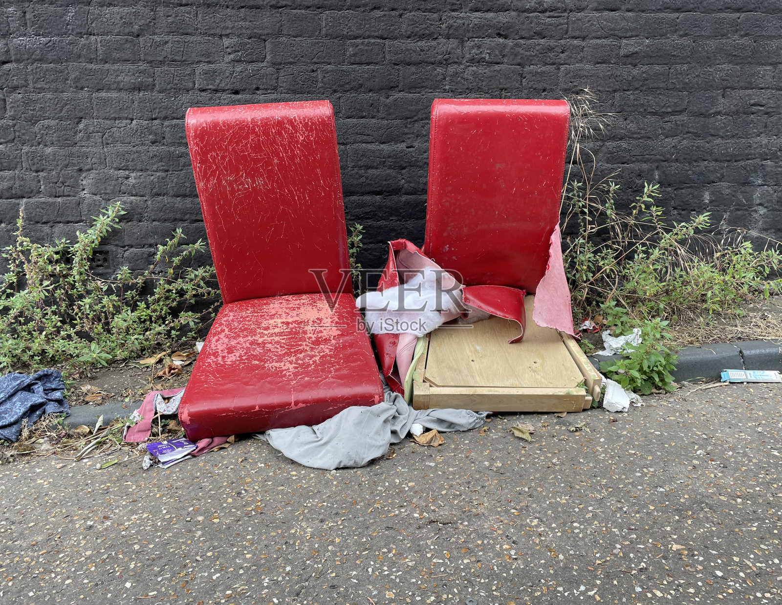 小巷里的两把破椅子照片摄影图片