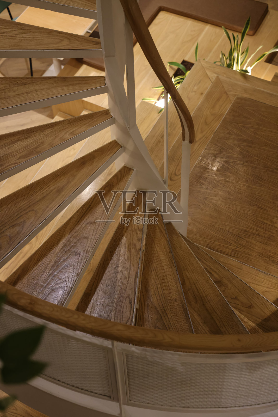 现代螺旋木楼梯照片摄影图片
