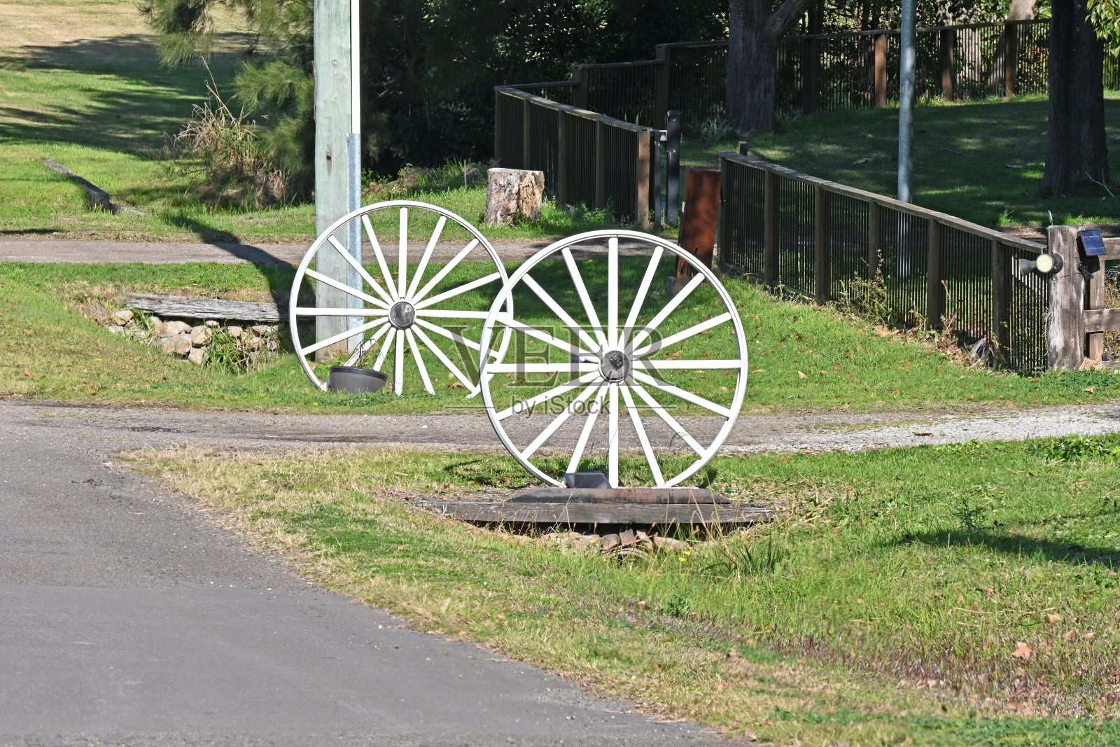 两个马车车轮照片摄影图片