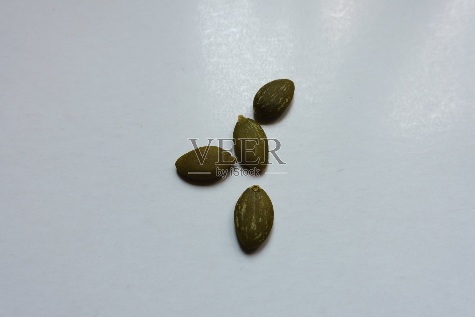 四个去壳的南瓜籽的特写照片摄影图片