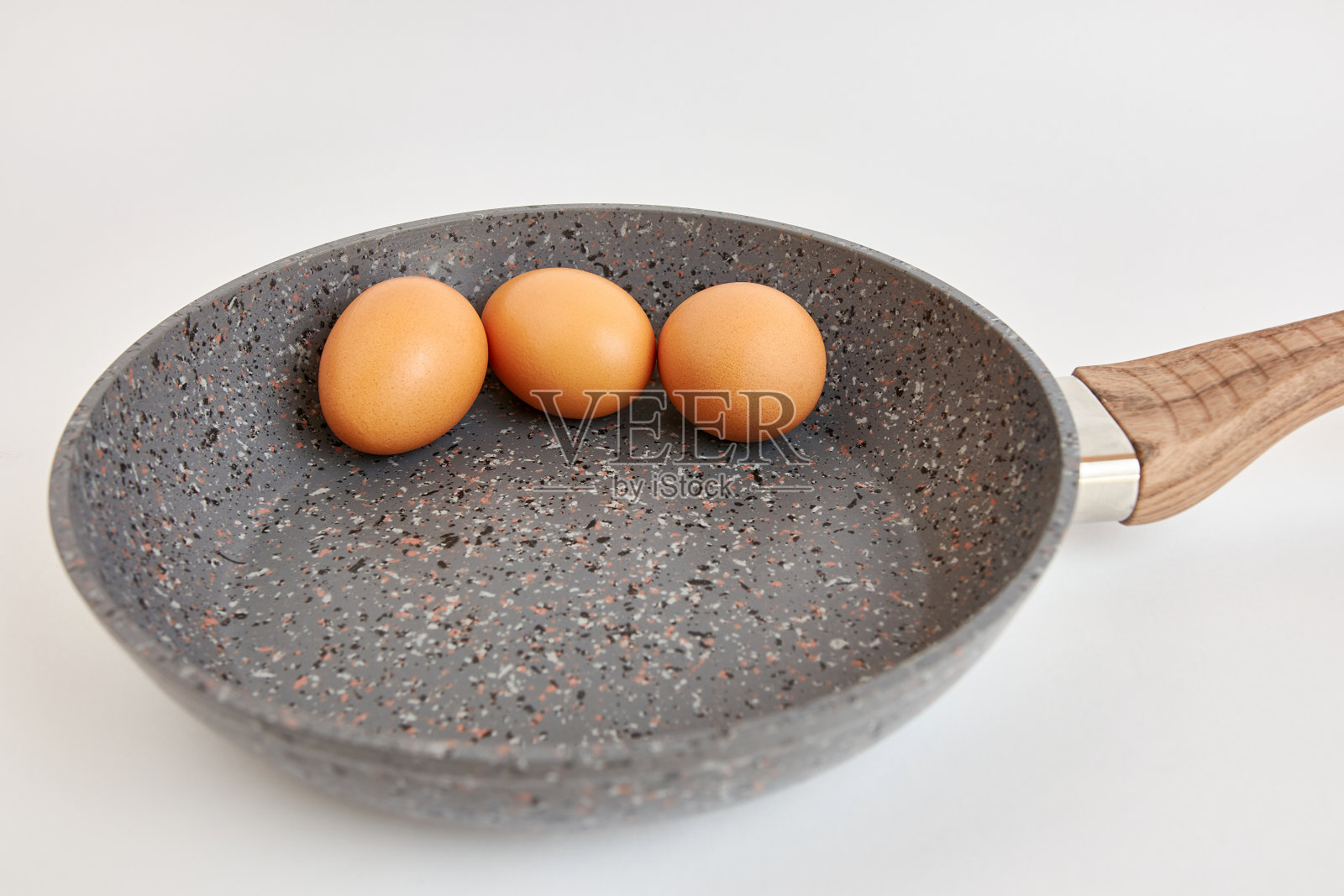 铁煎锅，白底煎蛋。照片摄影图片