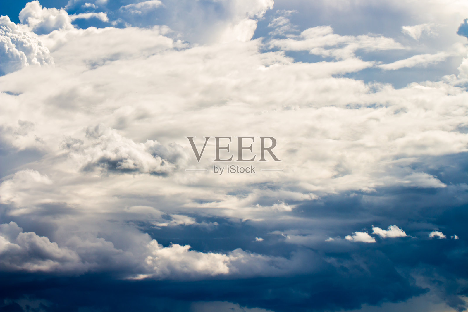 多彩的戏剧性的天空与云在日落。照片摄影图片