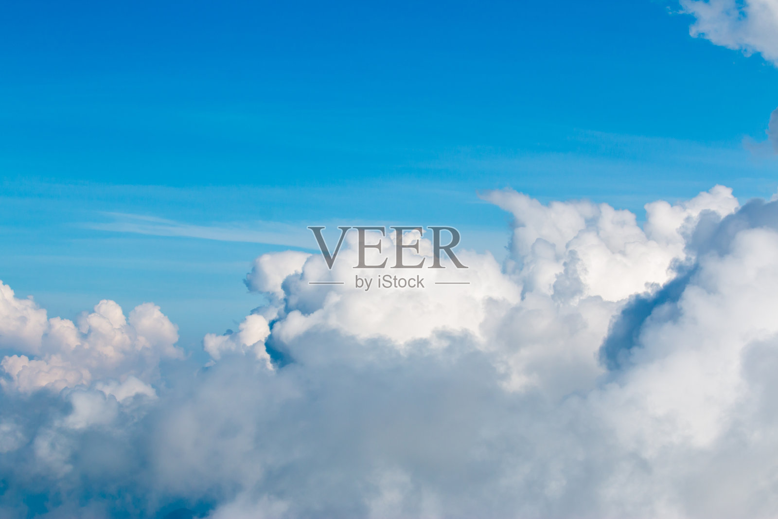 多彩的戏剧性的天空与云在日落。照片摄影图片