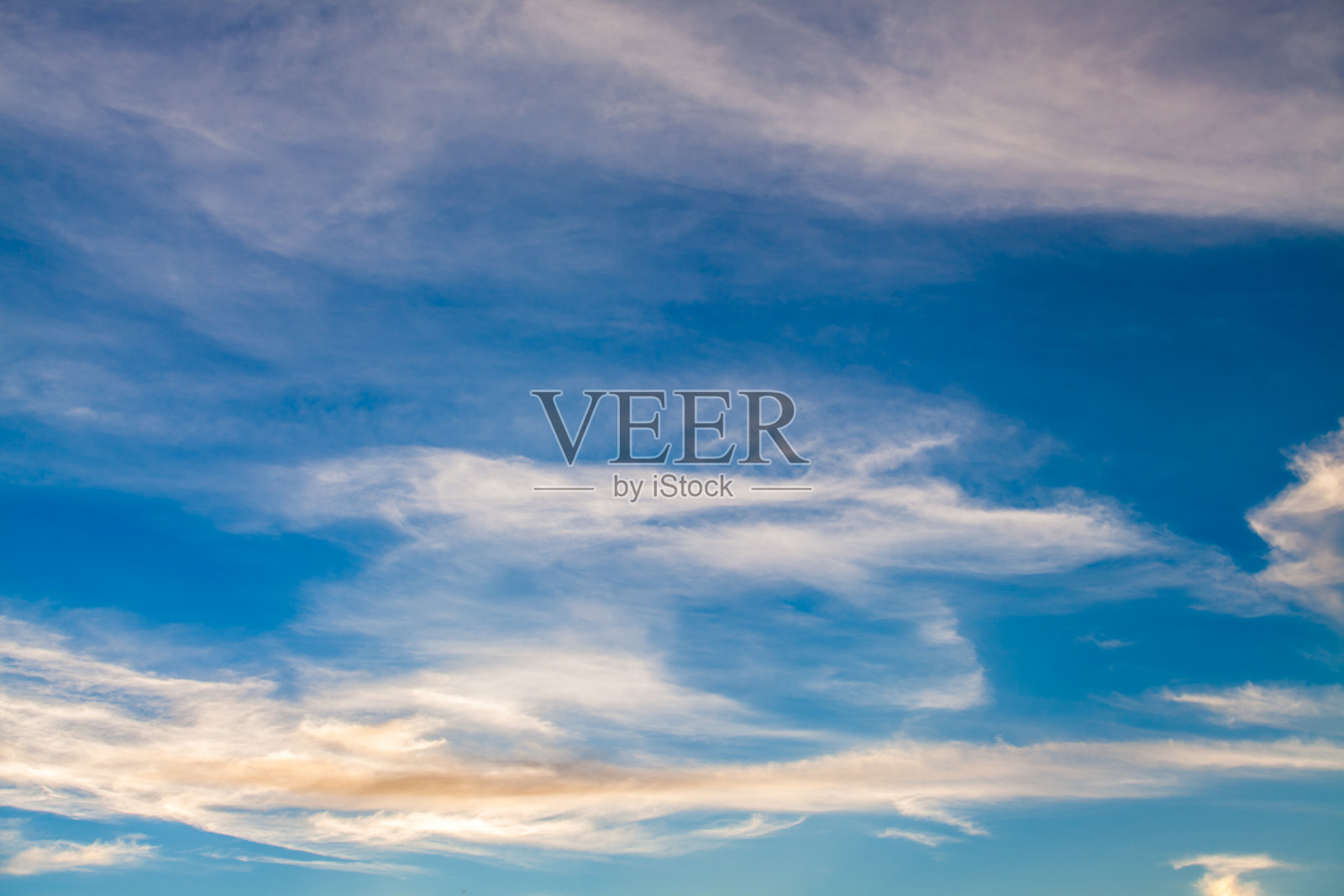 多彩的戏剧性的天空与云在日落。照片摄影图片