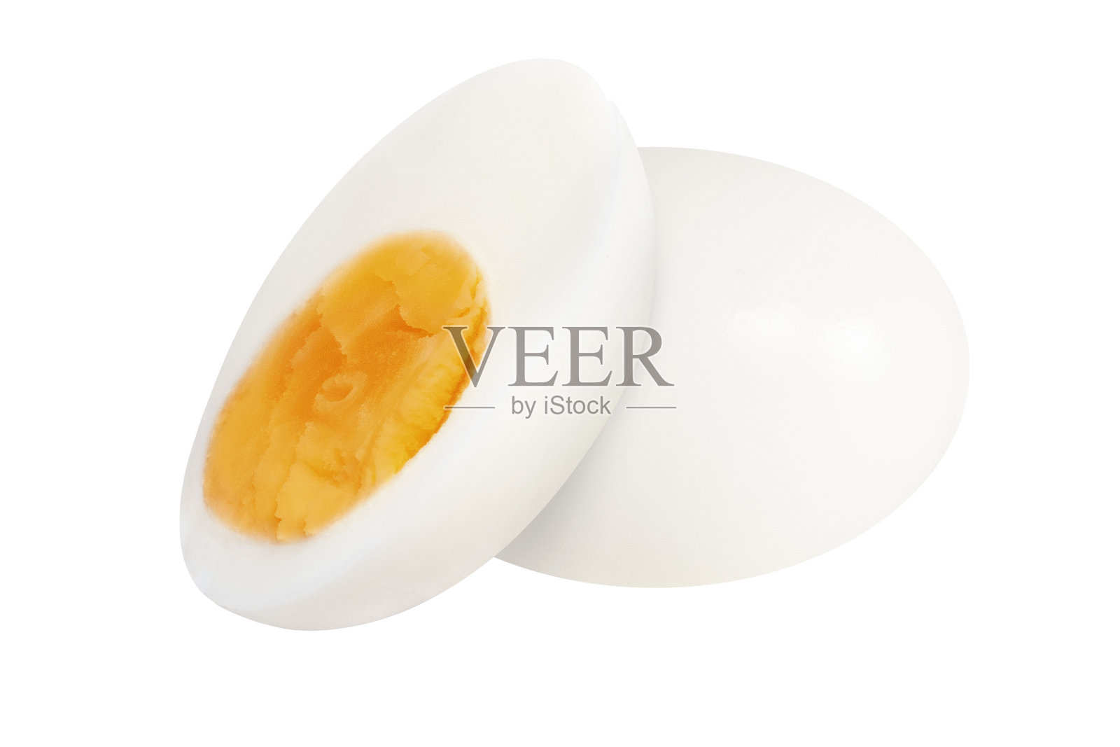 在孤立的白色背景上切成薄片的鸡蛋。照片摄影图片
