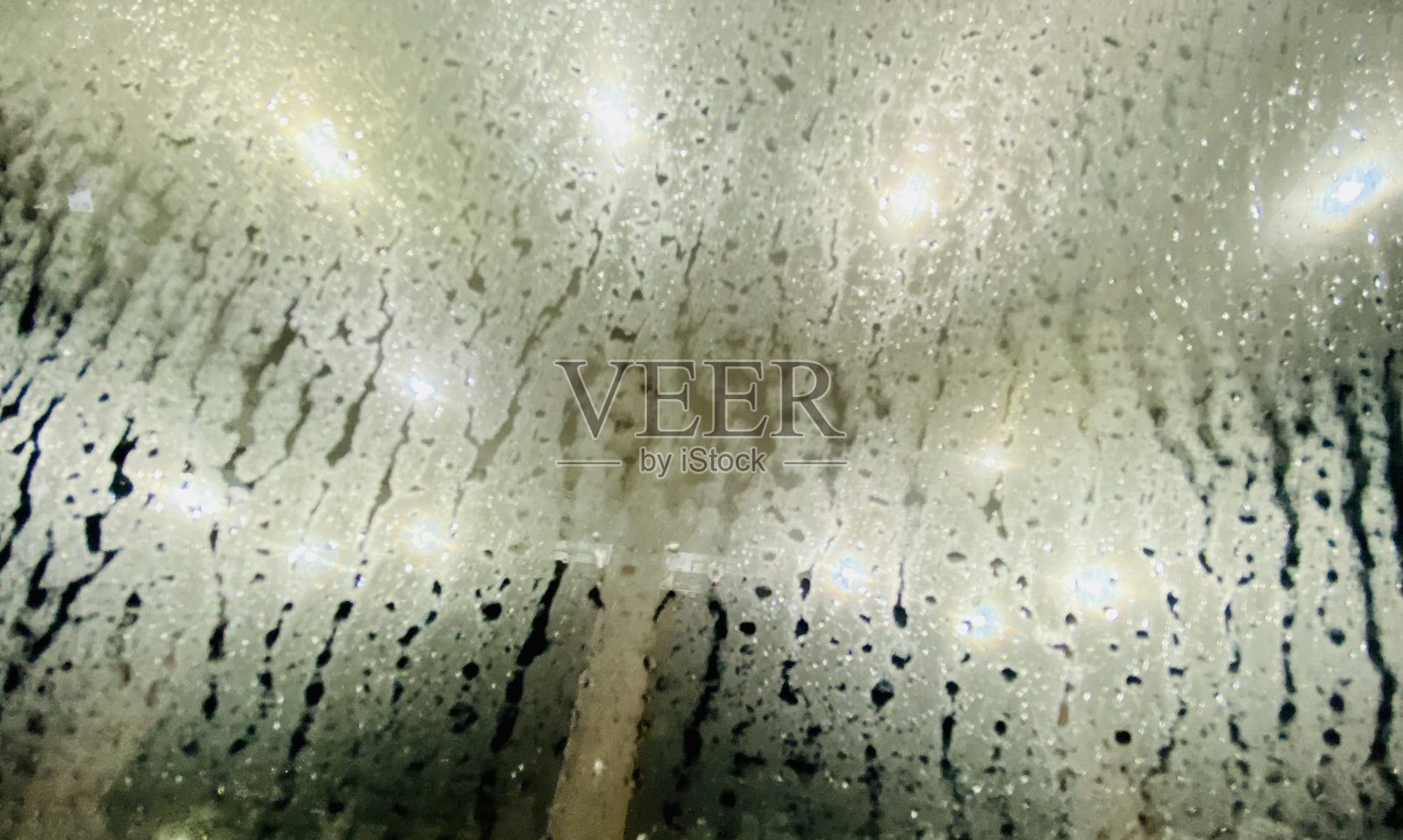 有灯光背景的汽车湿玻璃照片摄影图片