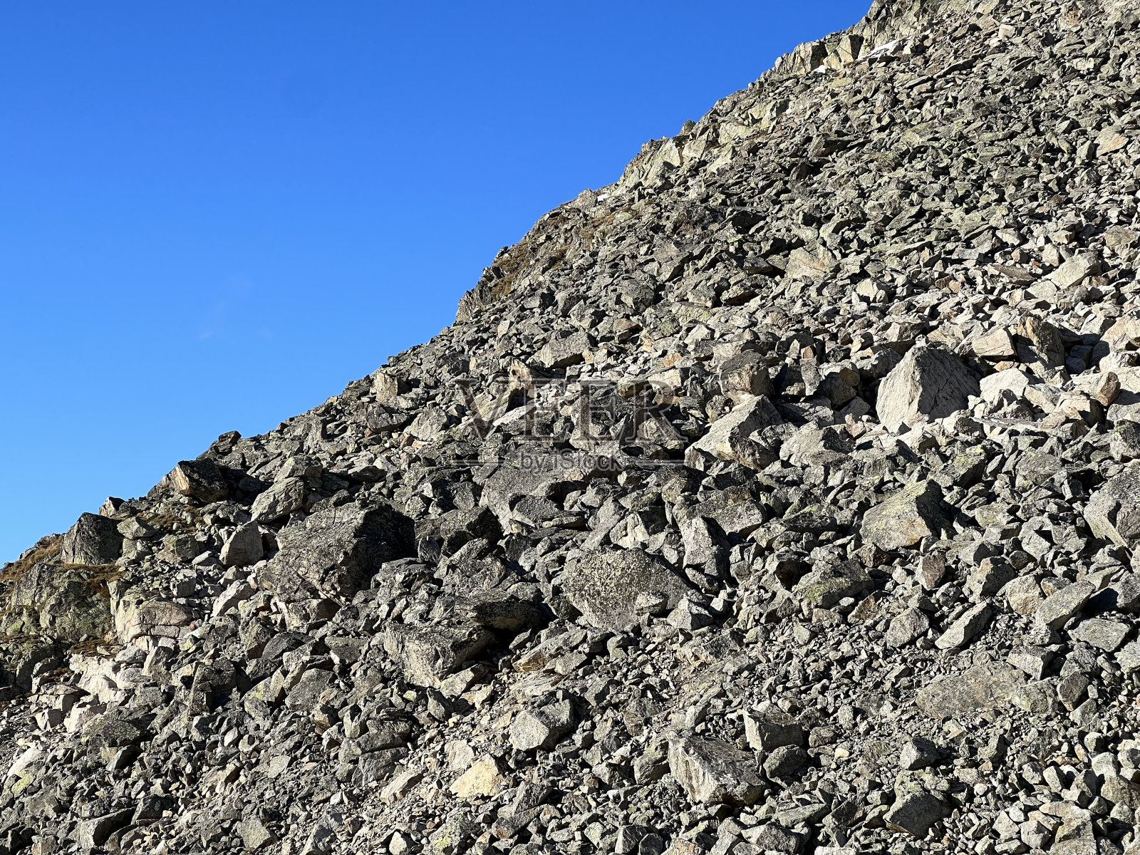 阿尔布拉阿尔卑斯山脉的秋季高山环境中的岩石和石头，以及瑞士山区道路上方的Fluela (flelapass)， Zernez - Grisons州，瑞士(瑞士)照片摄影图片