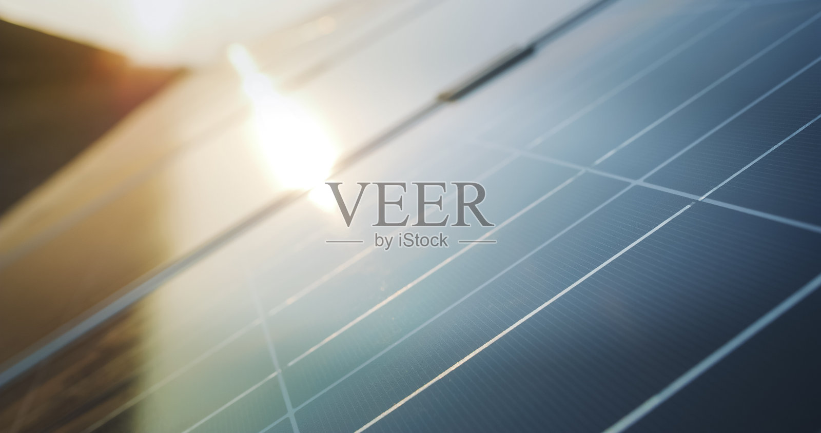 工业太阳能电池板为城市或工厂发电的特写镜头。绿色能源是由环保技术产生的。可持续能源生产理念。照片摄影图片