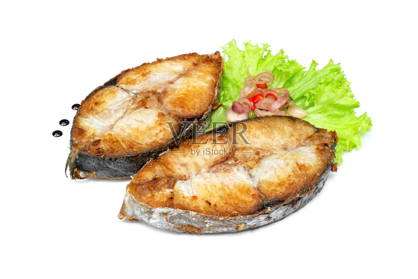 国王鲭鱼或斑点鲭鱼牛排分离在白色背景，油炸鲭鱼照片摄影图片