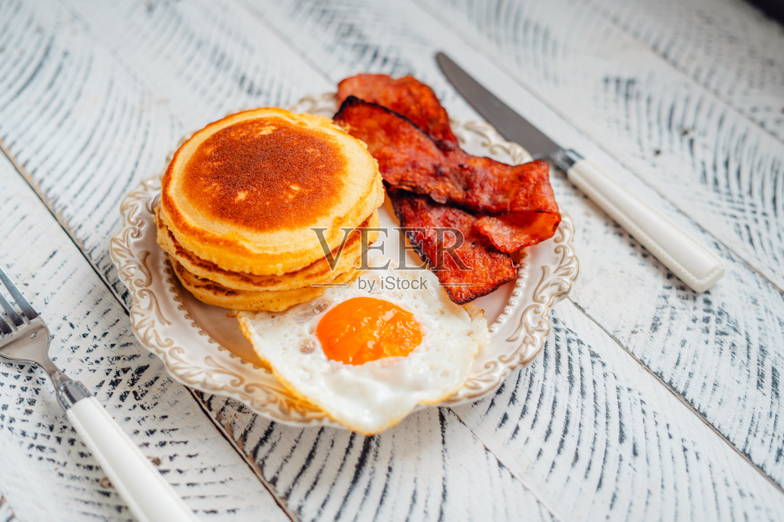 早餐煎饼配煎蛋和熏肉照片摄影图片