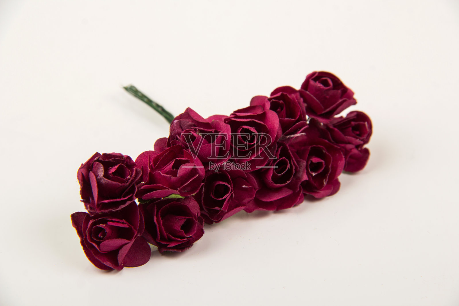 美丽的红色婚礼胸花人造花在白色的背景照片摄影图片