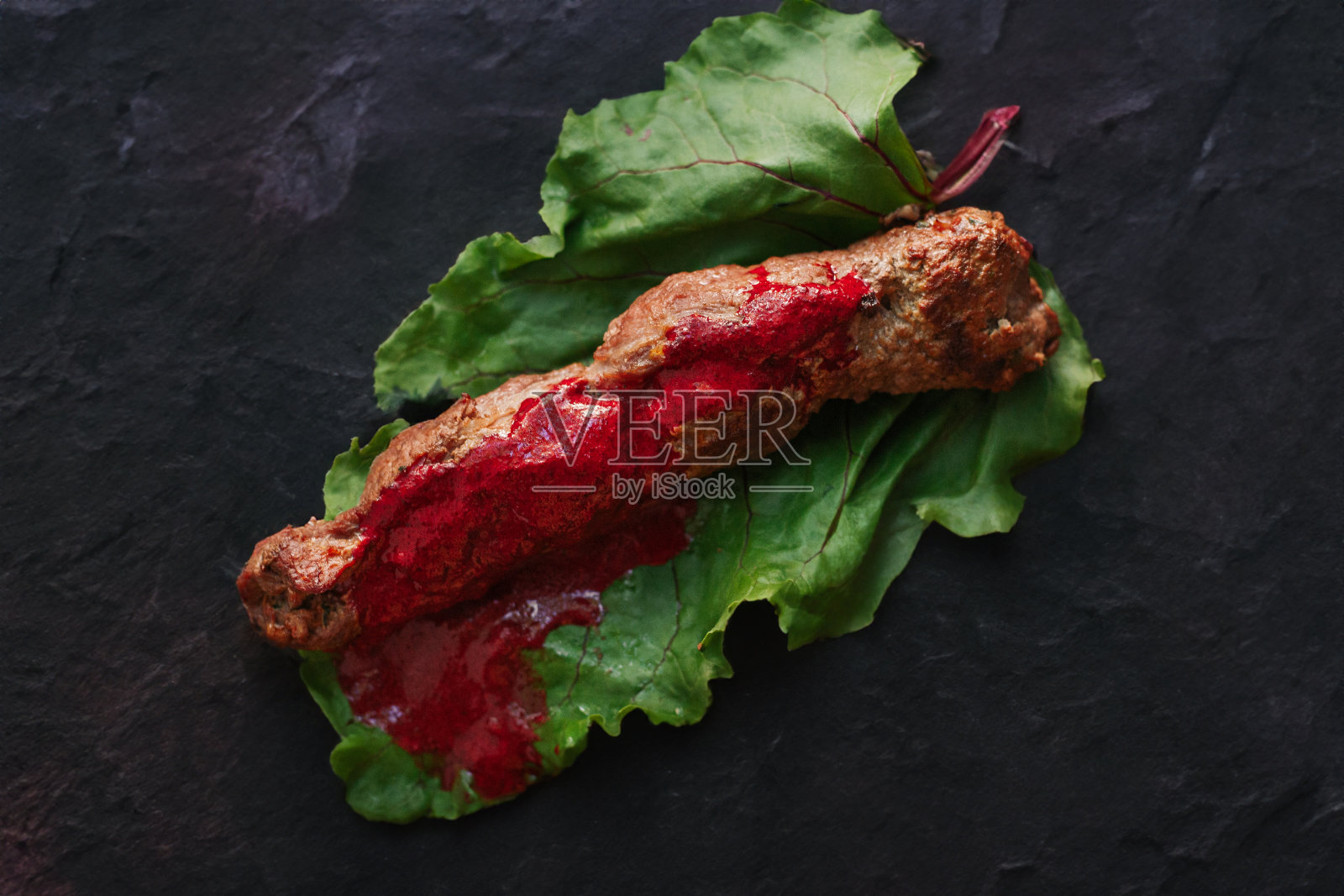 牛肉卷配牛肉酱。照片摄影图片