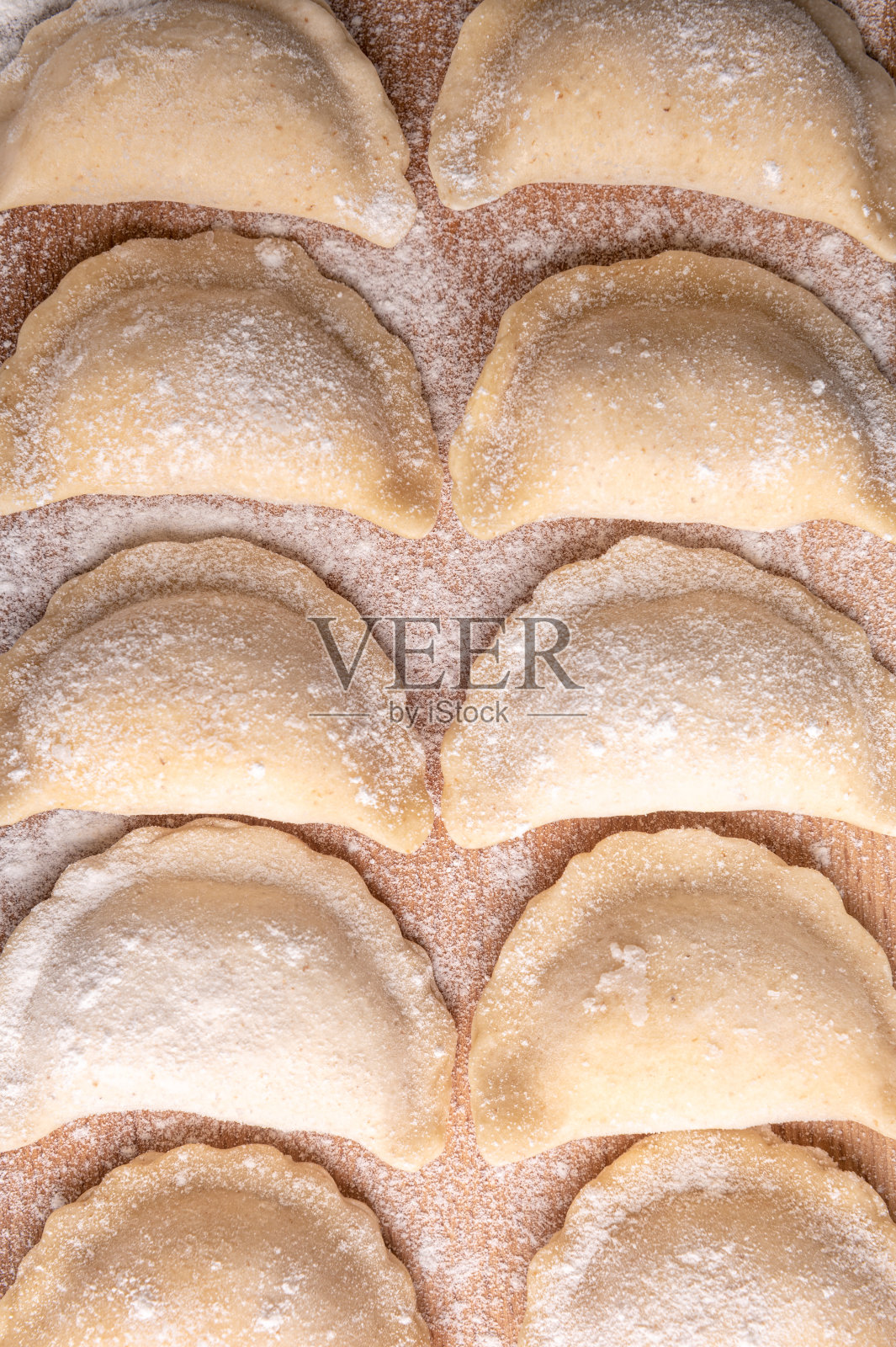 浅色背景上的面粉饺子，图案背景，自制工艺品，民族传统乌克兰美食照片摄影图片