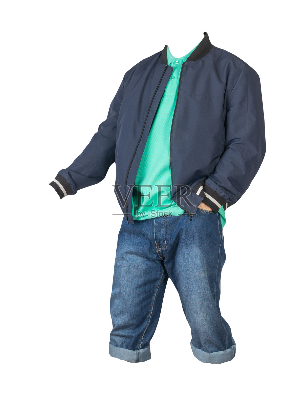 牛仔短裤，t恤，衣领上有纽扣，夹克上有一个白色背景的拉链照片摄影图片