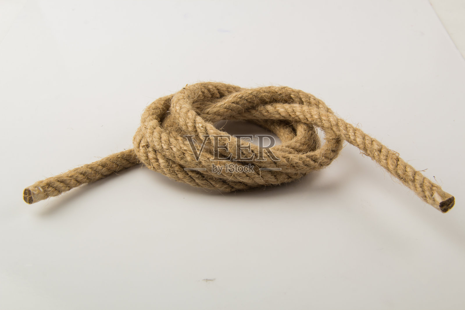 白色背景上的弯曲长绳照片摄影图片