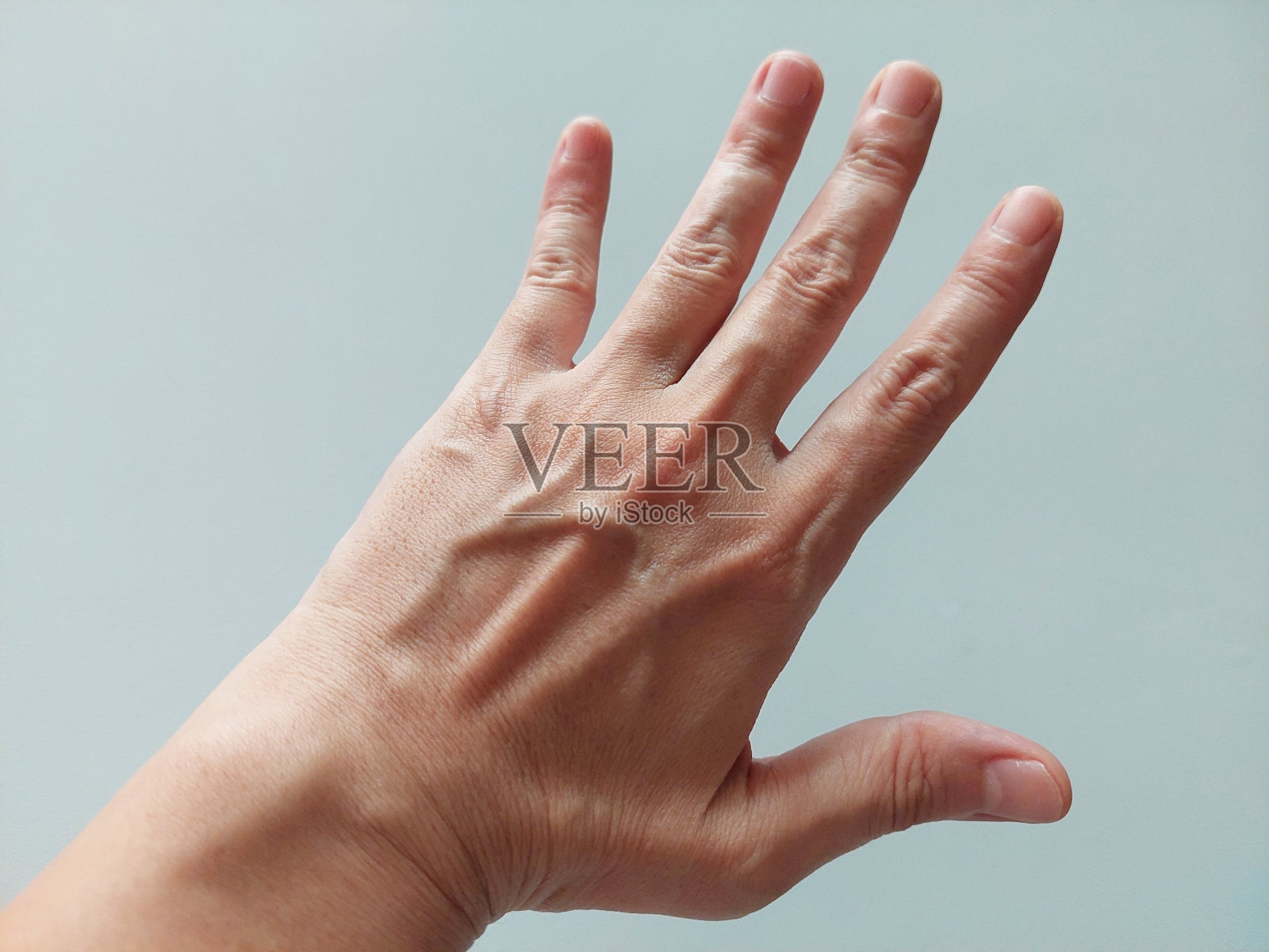 一个手上有明显青筋的老妇人。照片摄影图片