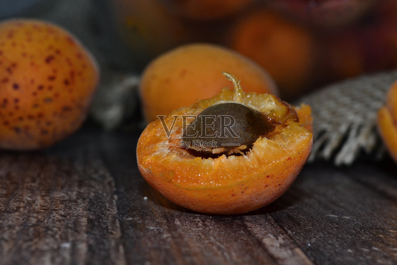 整个碎杏放在黑暗的桌子上照片摄影图片