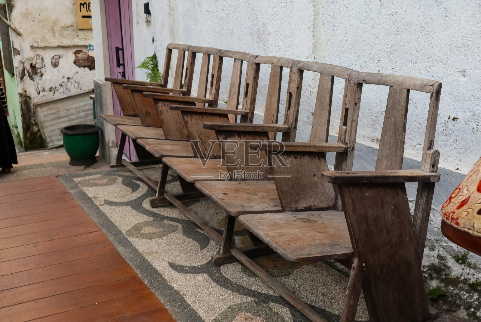 院子里的旧椅子，柚木做的照片摄影图片