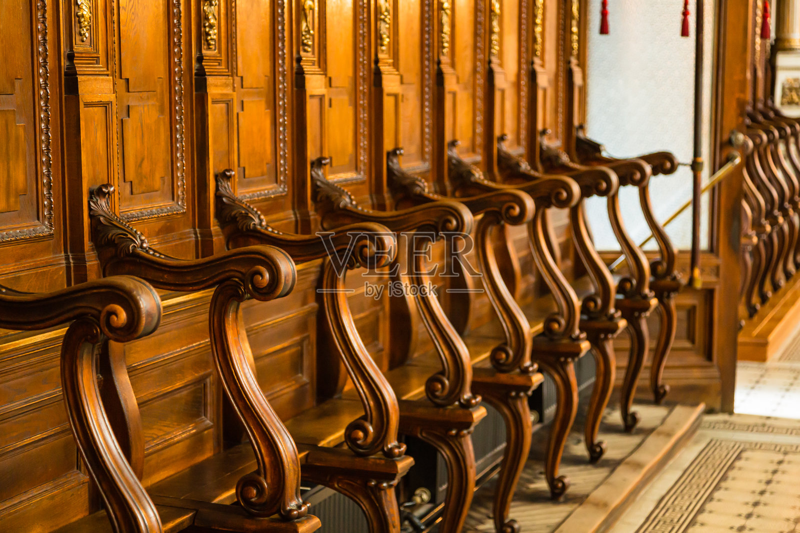 塞尔维亚诺维萨德圣乔治大教堂的椅子照片摄影图片