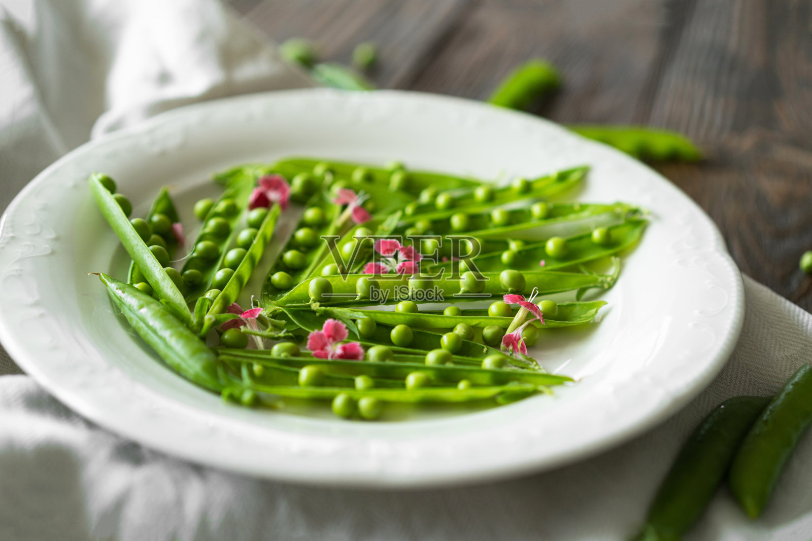 木质背景上的新鲜青豆照片摄影图片
