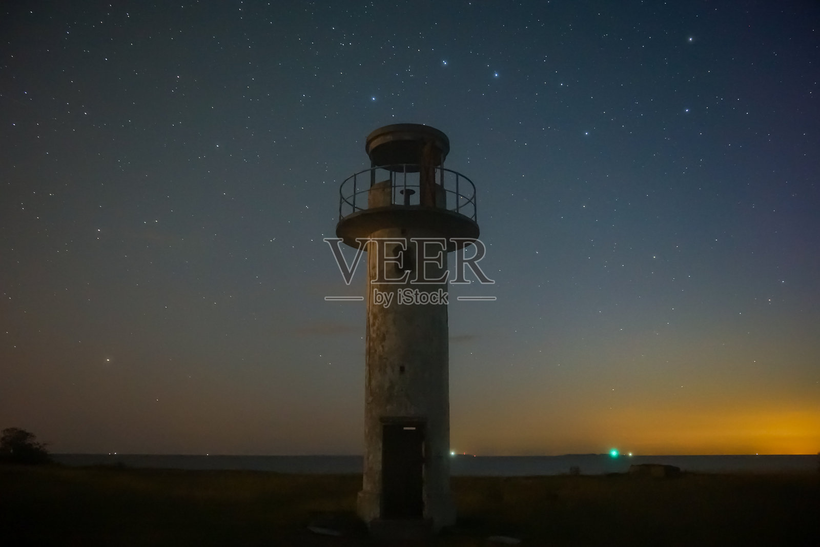 黑夜里的灯塔，繁星满天照片摄影图片