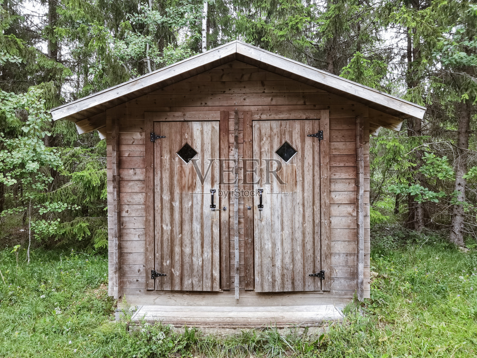 夏天，玛丽梅特萨自然保护区的两个小木屋的森林厕所。照片摄影图片