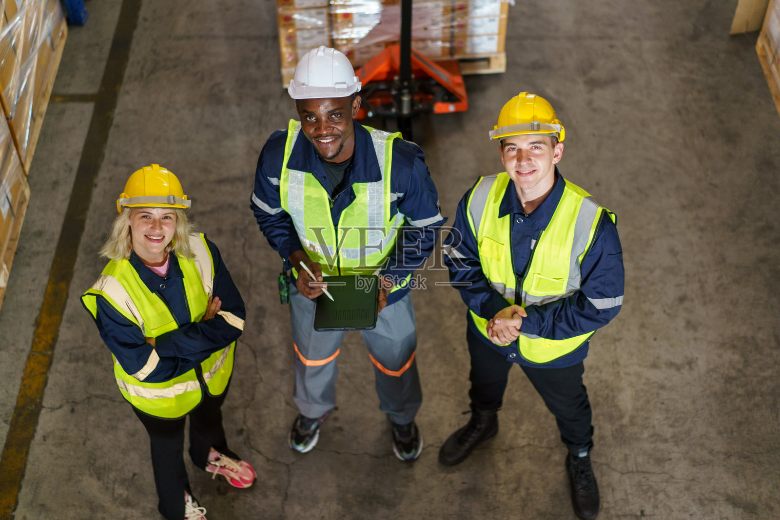 仓库工人正在工作。照片摄影图片
