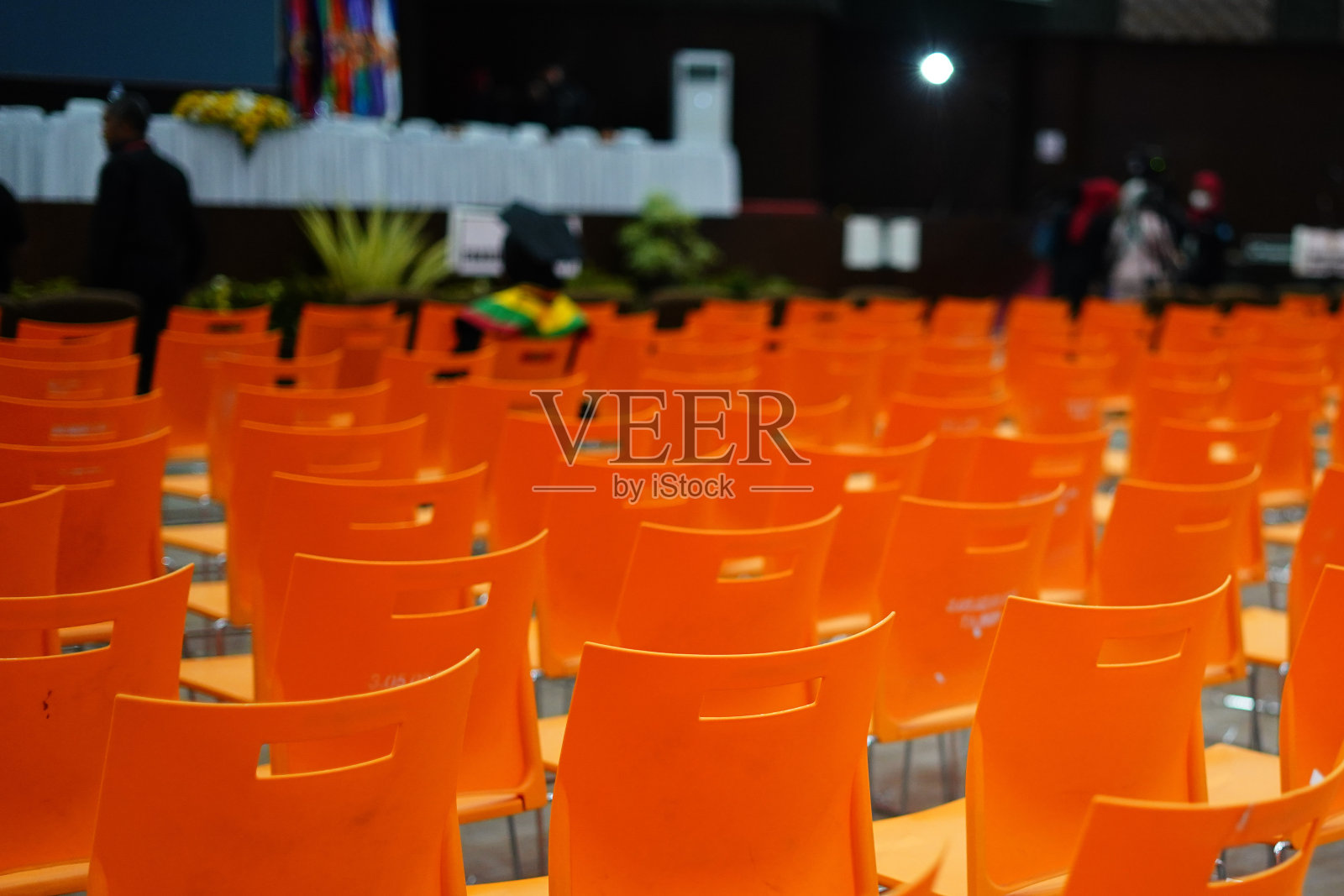 很多橙色的椅子照片摄影图片