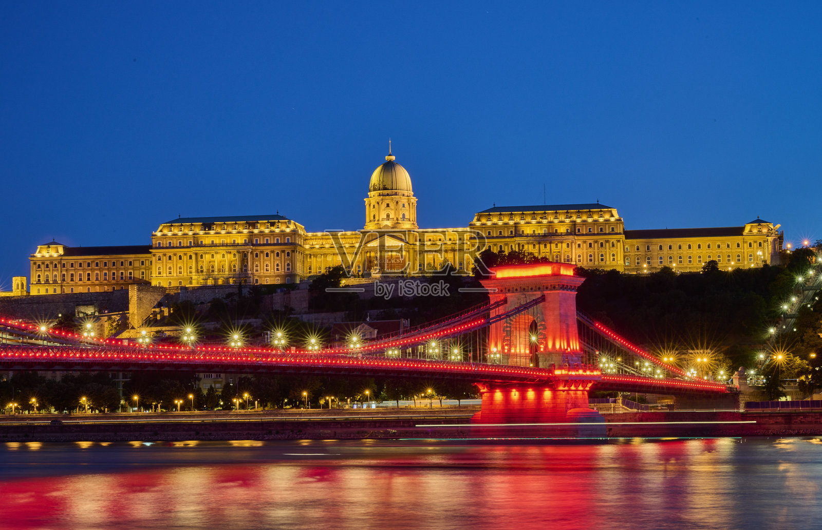 布达城堡和吊桥照片摄影图片