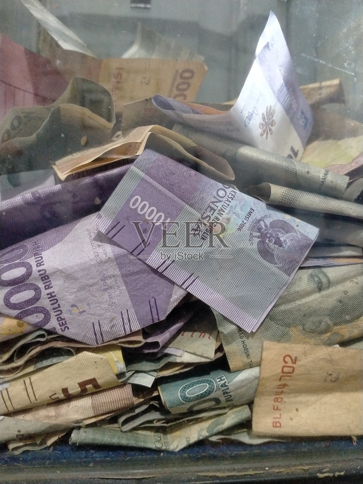 玻璃盒子里的一堆印尼盾纸币照片摄影图片