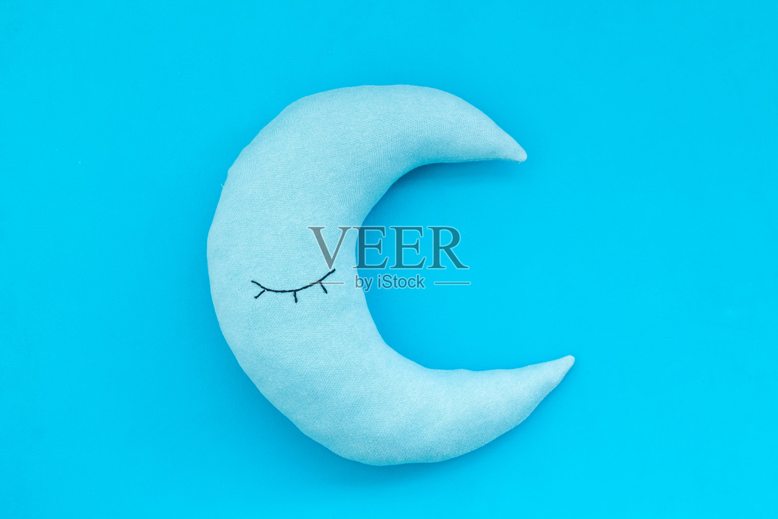 床上的月亮枕头。失眠概念背景照片摄影图片