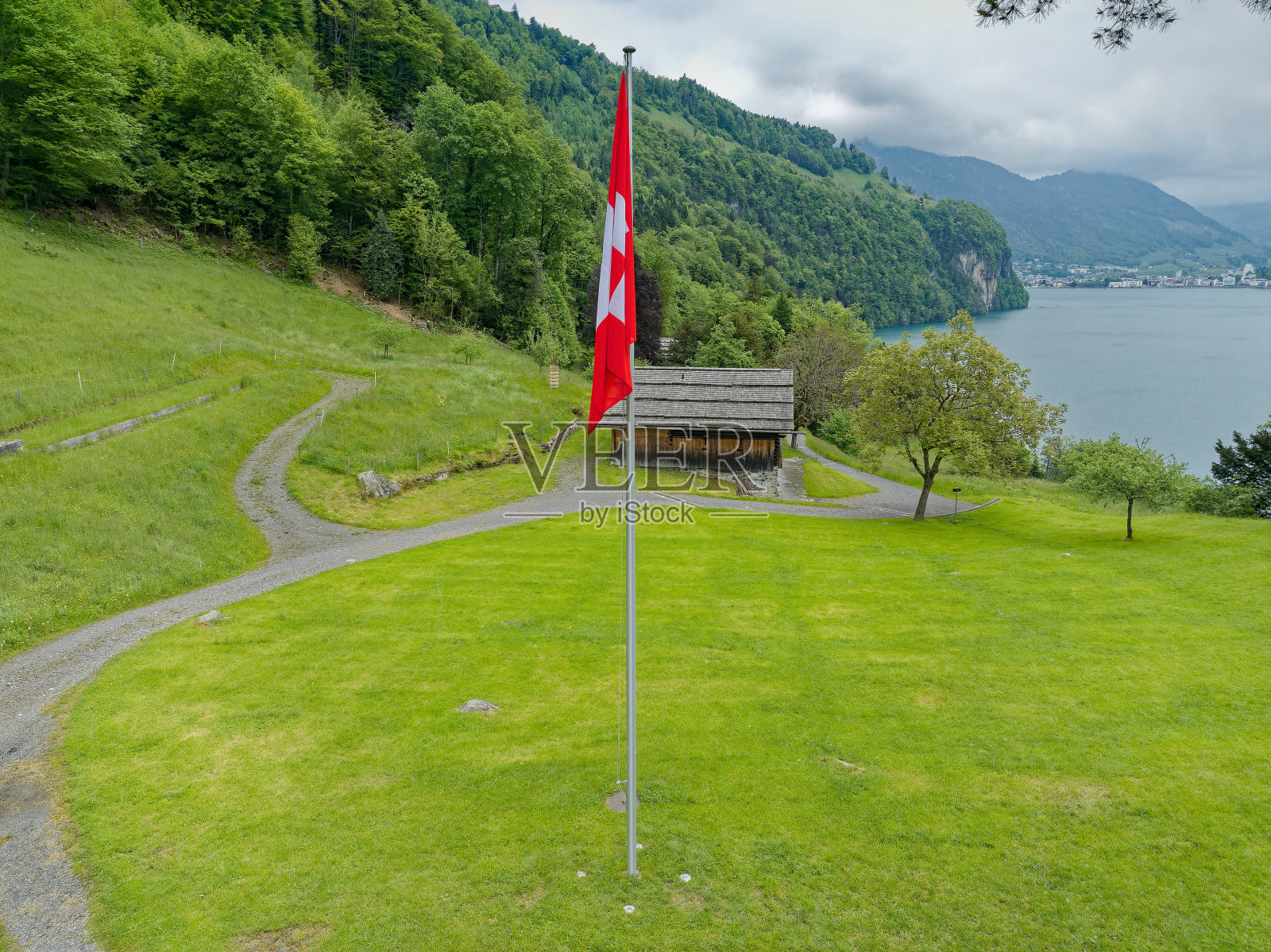 鸟瞰在瑞士阿尔卑斯山的r<s:1> tli飘扬的瑞士国旗。照片摄影图片