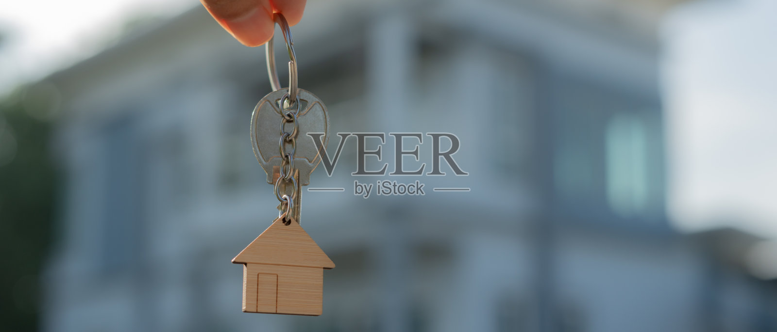 房屋租赁、出租及销售。房地产经纪人经理微笑着拿着钥匙给新主人。出租房屋，销售，贷款信贷金融，保险，卖方，经销商，分期付款，购买，出售，入住照片摄影图片