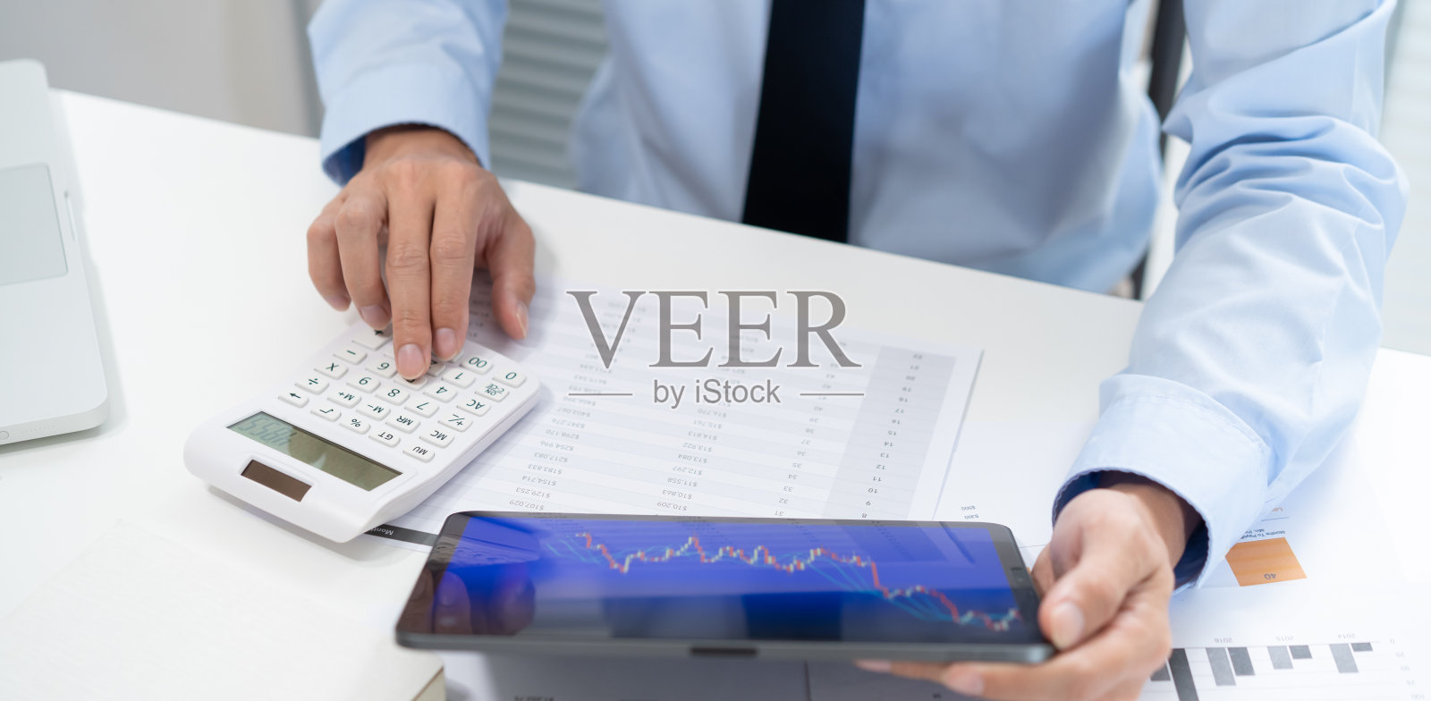 商人在笔记本电脑上交易股票的专业投资者交易加密货币在线图表适用于股票市场外汇或加密金融投资图表金融经济交易股票技术业务照片摄影图片