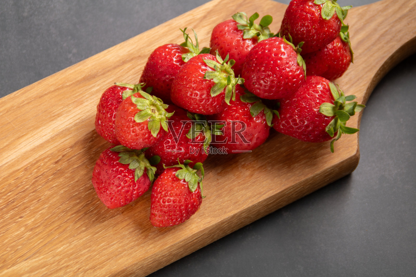 草莓躺在木板上的照片。有一个空的空间照片摄影图片