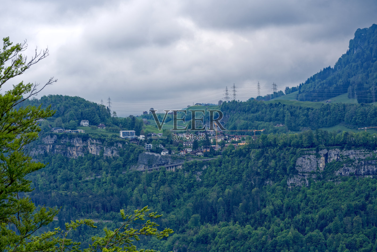 瑞士阿尔卑斯山脉的全景图和雾蒙蒙的天空。照片摄影图片