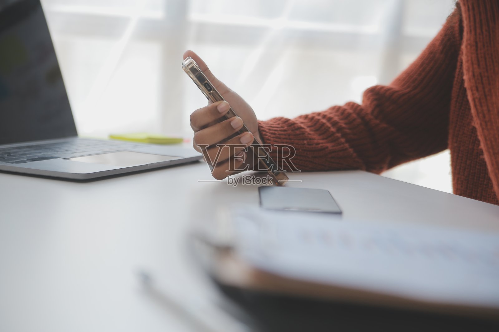 使用笔记本电脑，在办公室工作，桌上有计算器文件，做计划分析财务报告，商业计划投资，财务分析概念。照片摄影图片