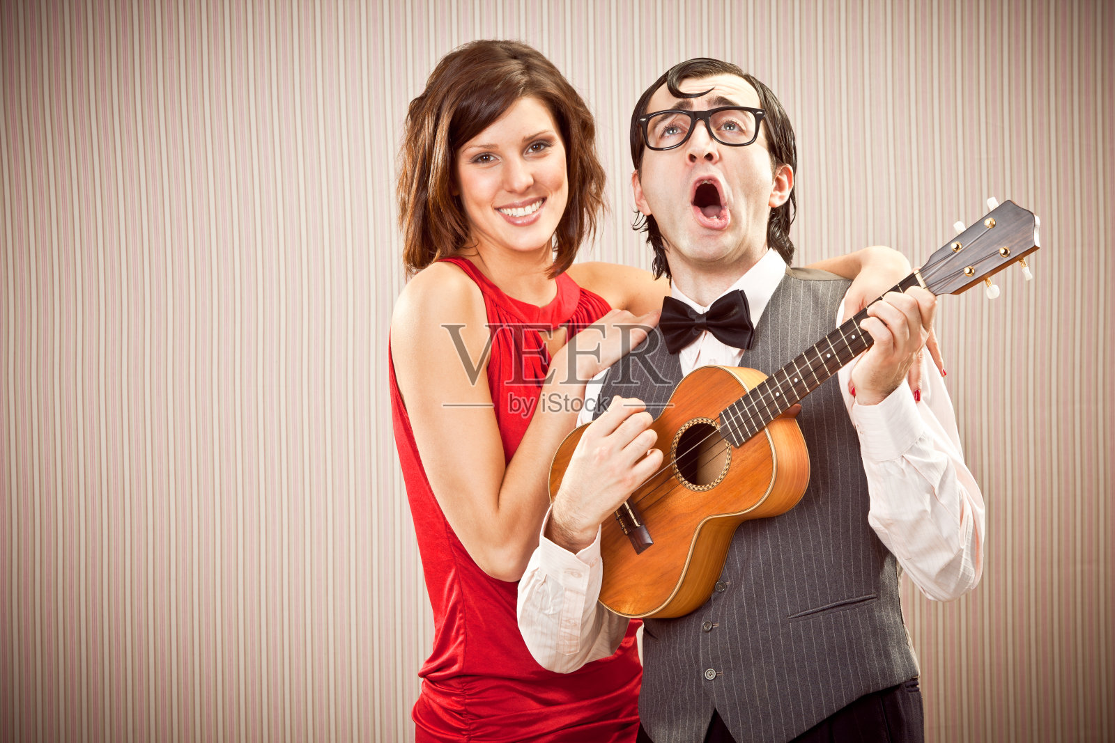 书呆子爱上了一个漂亮的女孩，弹奏了一首小夜曲照片摄影图片