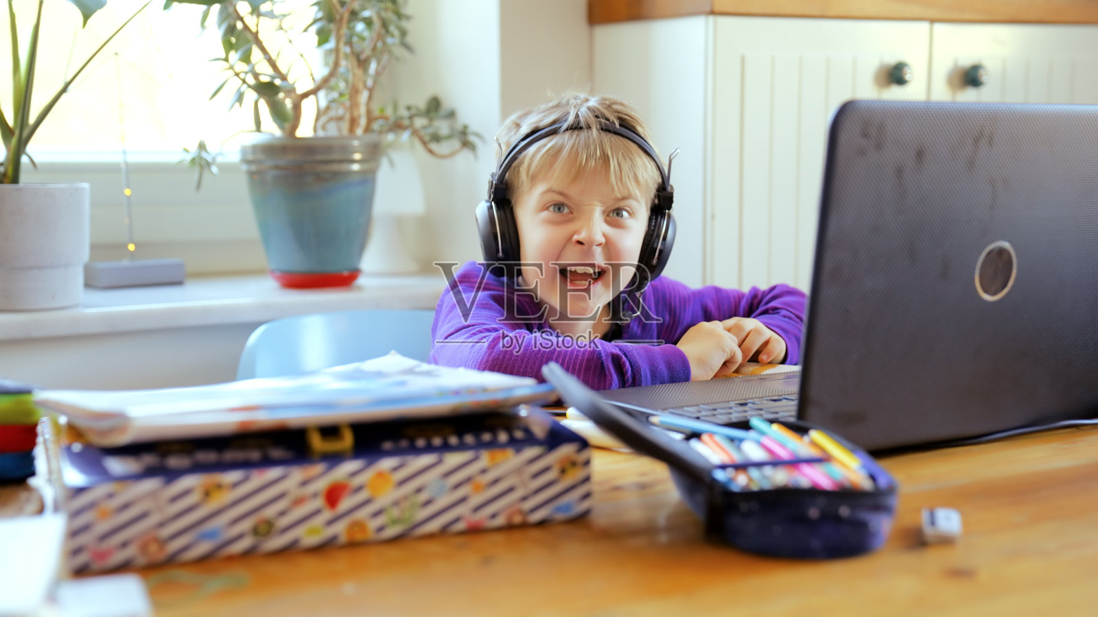 远程学习，男孩对远程课堂兴奋不已照片摄影图片