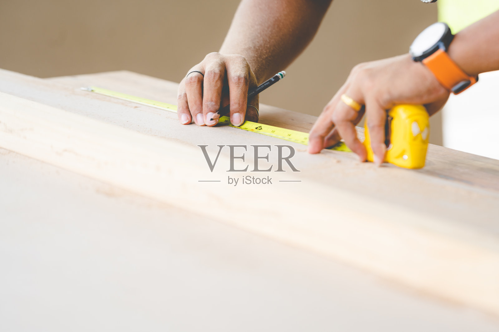 背景图像家具木工车间，木匠工业木材材料工作台与不同的工艺工具和木材切割架，复古滤镜图像照片摄影图片