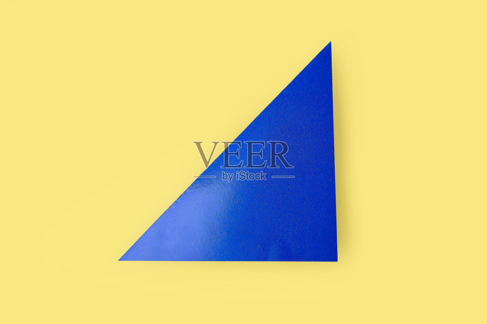 DIY和儿童创意，折纸书签。一步一步讲解:如何用纸制作鲨鱼。步骤2准备工具:沿对角线折叠正方形。孩子工艺车间。照片摄影图片