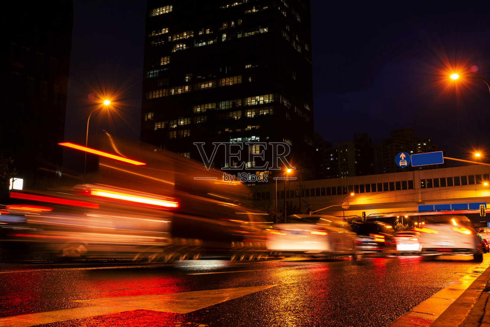 夜晚有灯光的城市交通照片摄影图片