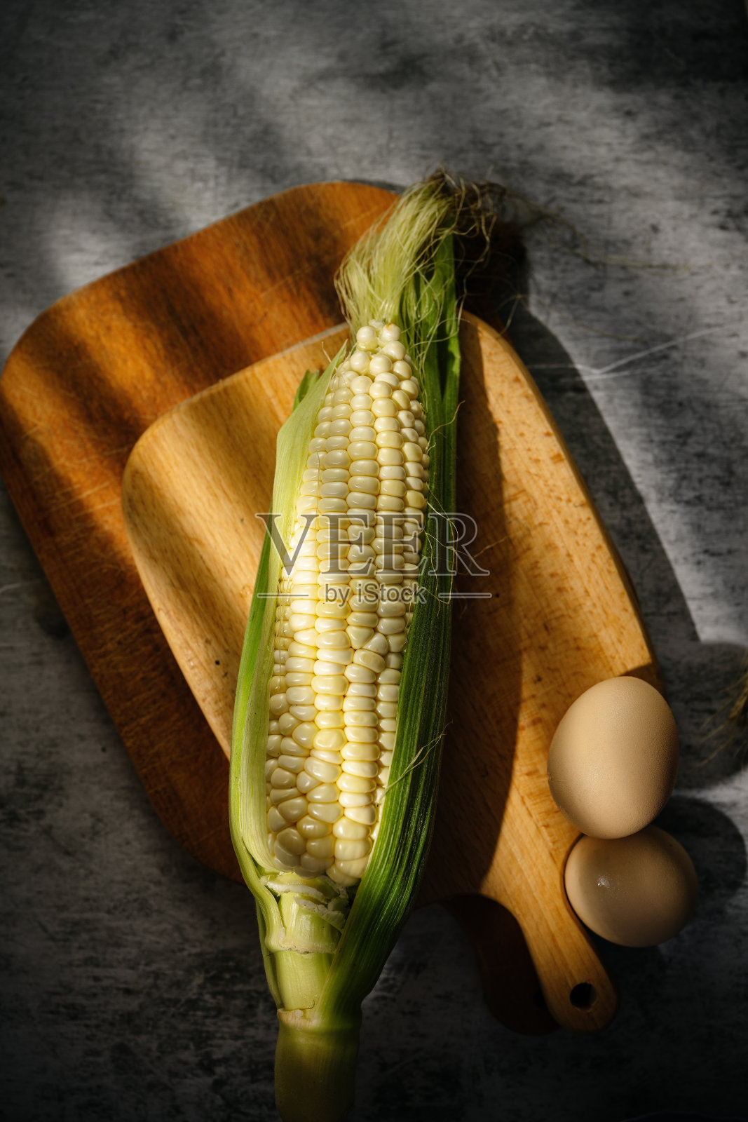 玉米和其他蔬菜在阳光下照片摄影图片