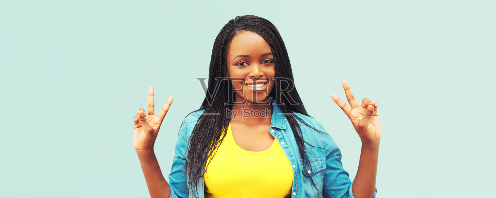 快乐微笑的年轻非洲妇女在城市随意的肖像照片摄影图片