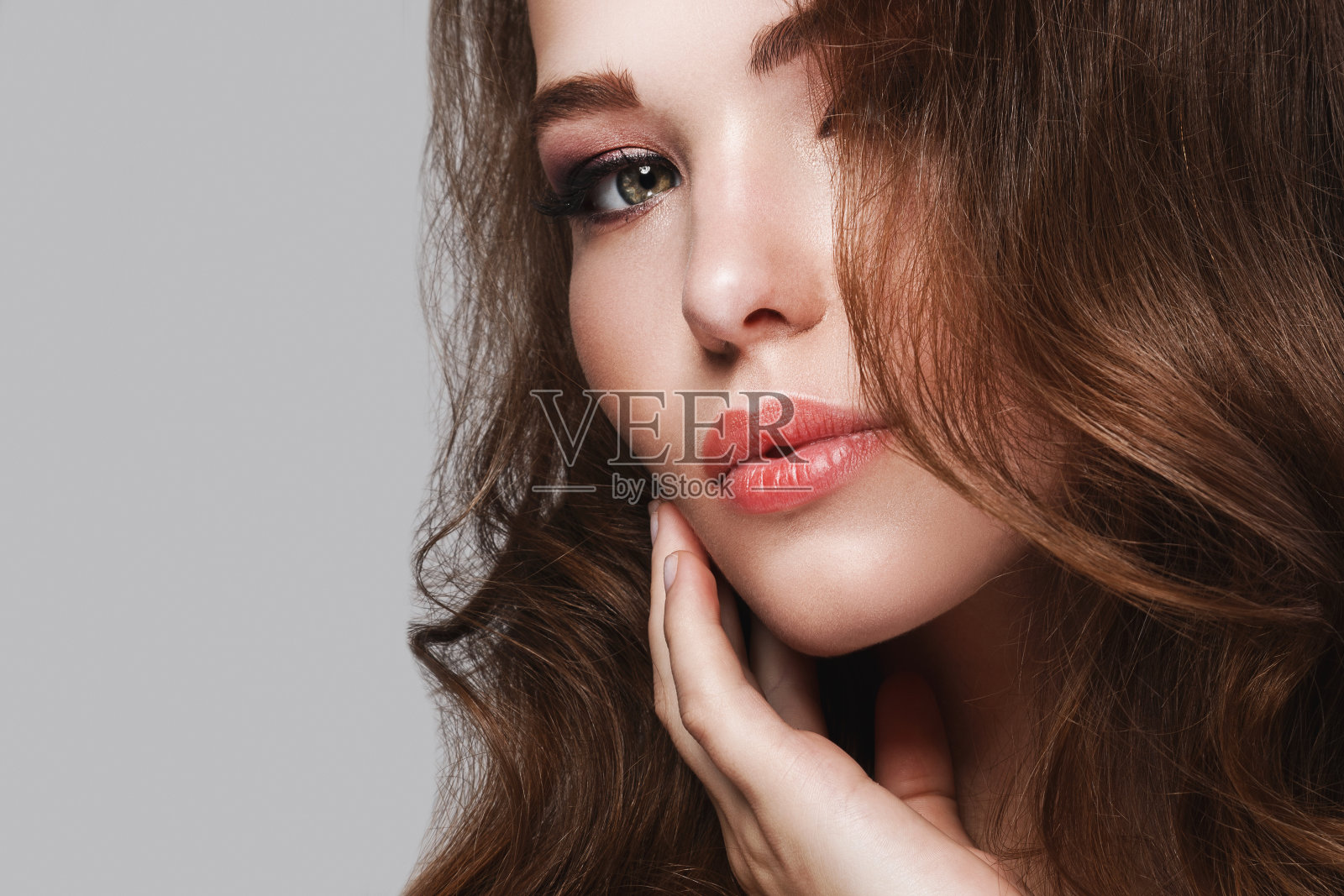 长卷发年轻女性照片摄影图片