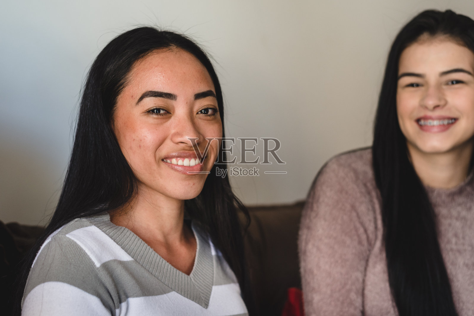 亚洲年轻女子微笑照片摄影图片