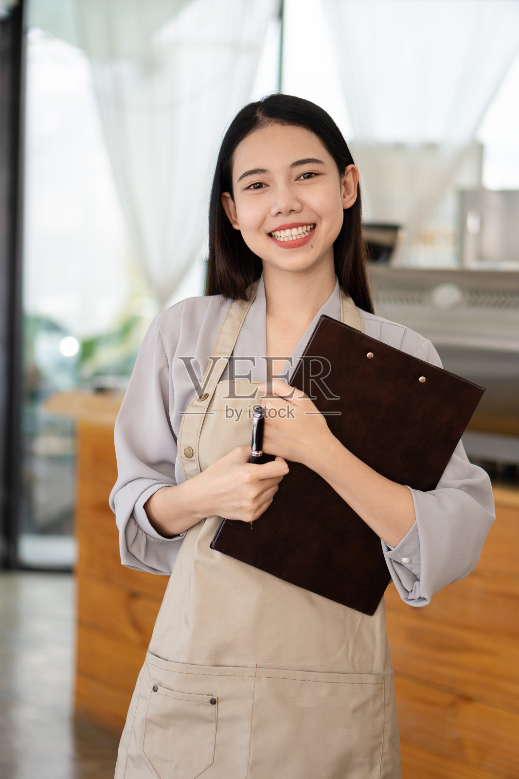 咖啡店里的亚洲女咖啡师照片摄影图片